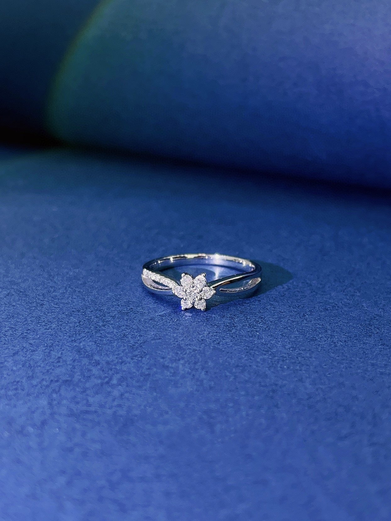 9K Diamond-Cultured Flower Head Hollow Ring - Exquisite Jewelry Piece - 图片 4