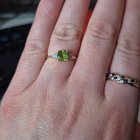 如何清洁橄榄石订婚戒指中的污垢？