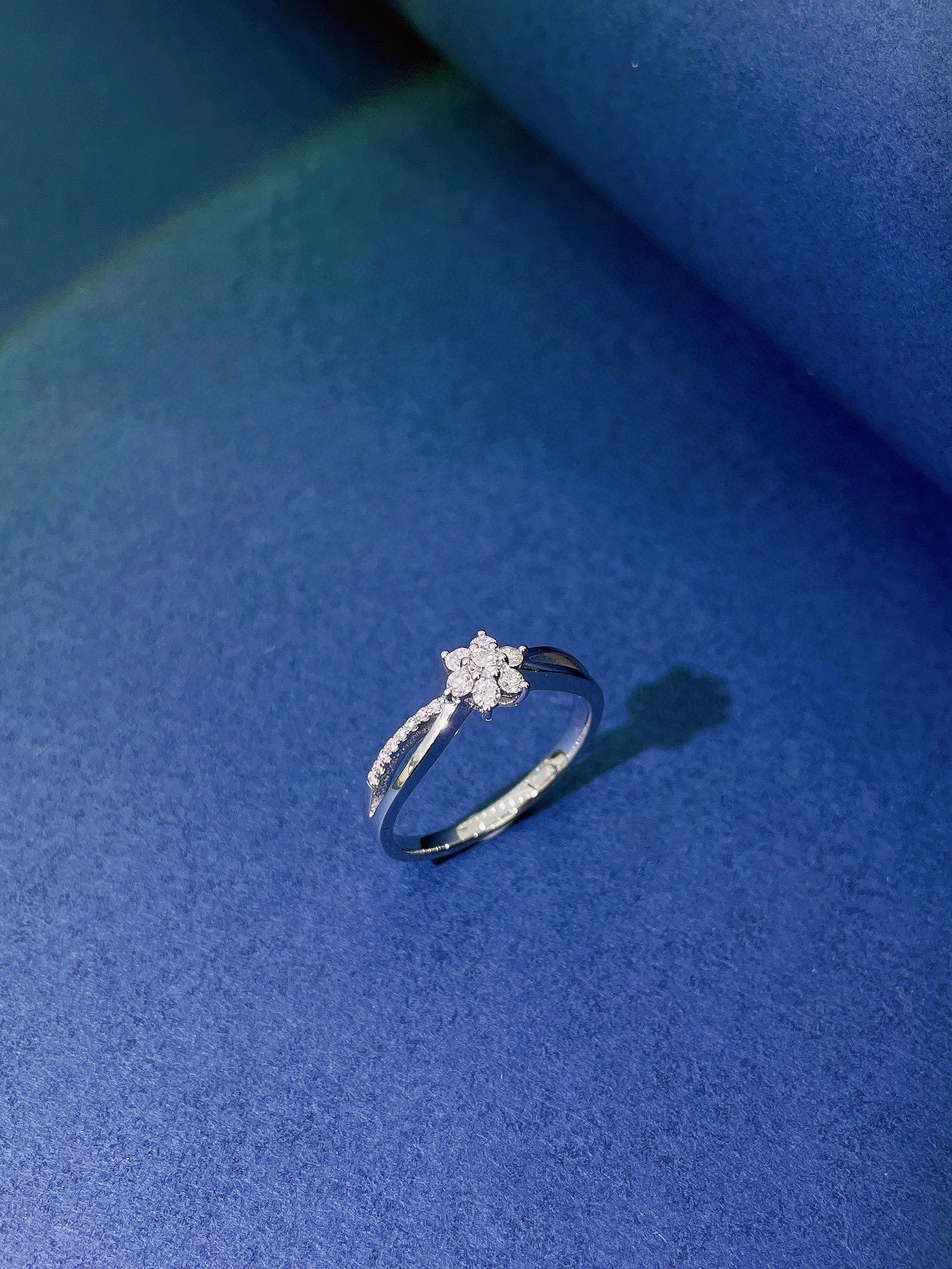 9K Diamond-Cultured Flower Head Hollow Ring - Exquisite Jewelry Piece - 图片 5