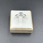 钻石戒指，就在祖母绿