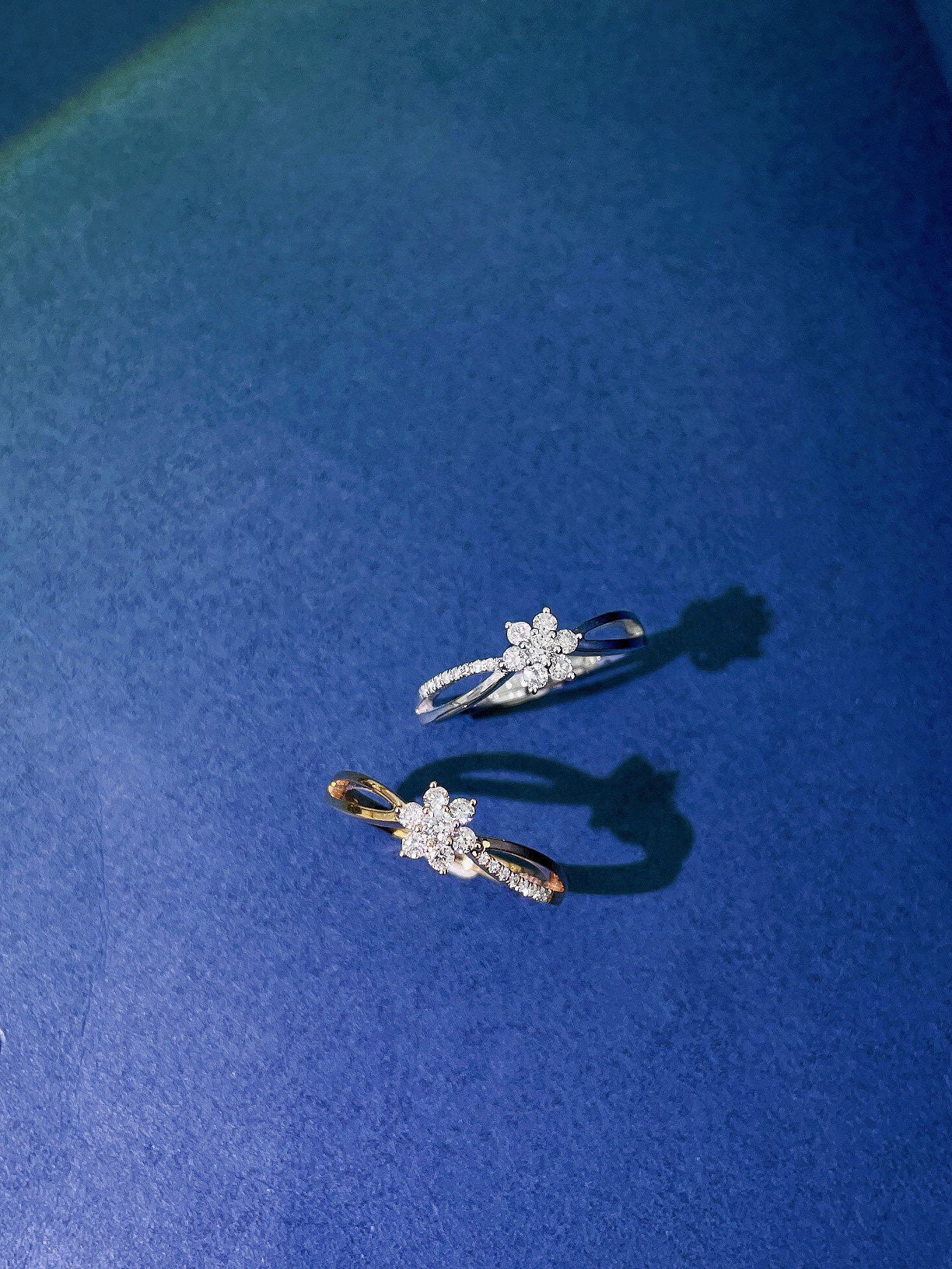 9K Diamond-Cultured Flower Head Hollow Ring - Exquisite Jewelry Piece - 图片 6