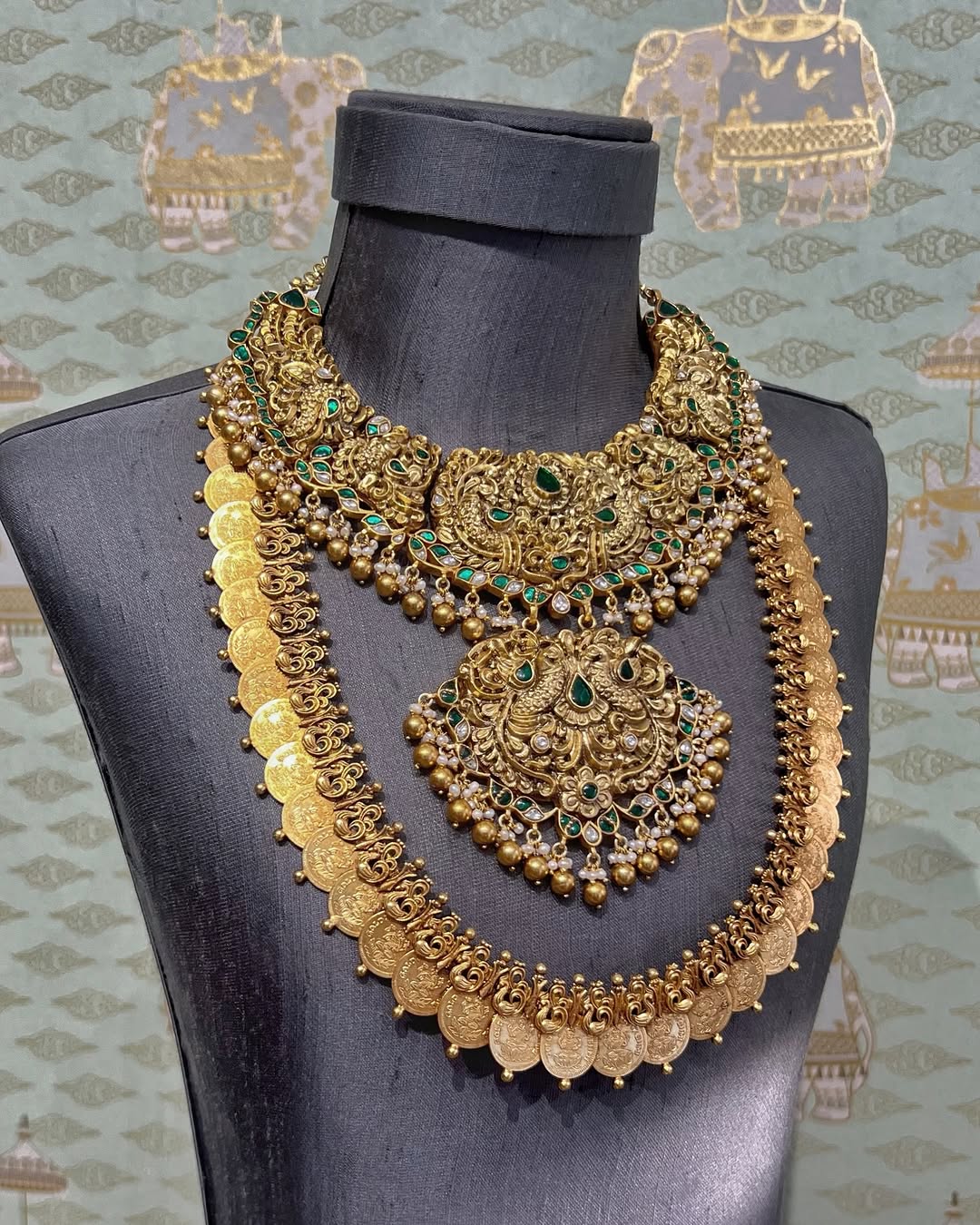 黄金镀金套件来自“ Rajatamaya”•印度南部珠宝