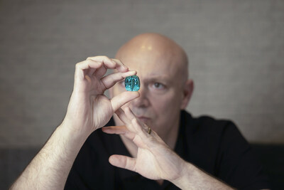 持有Kat Florence Lumina的人