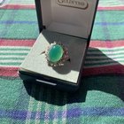 我在今天的一家二手商店中发现了这个银色 +玉戒（？）和这个蛋白石吊坠（？）。有人识别样式吗？