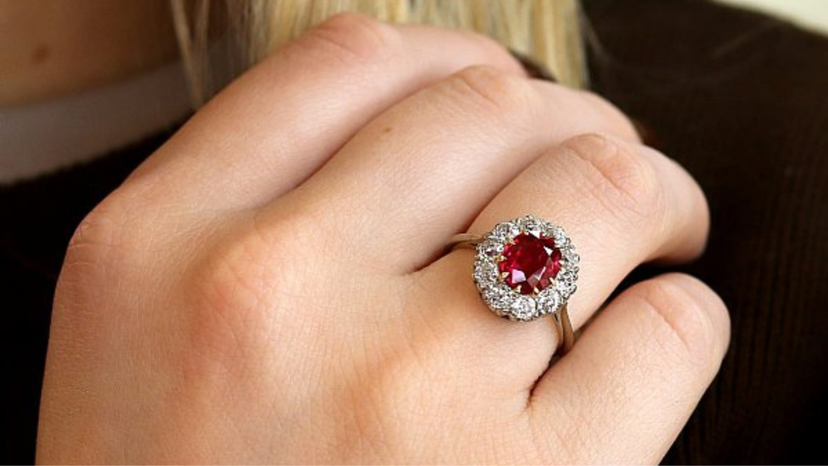 红宝石vs钻石订婚戒指：优势和缺点