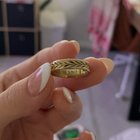 我的姨妈告诉我，这枚戒指是金色的订婚戒指，这是真的吗？