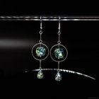 耳环与绿色珠一起悬挂