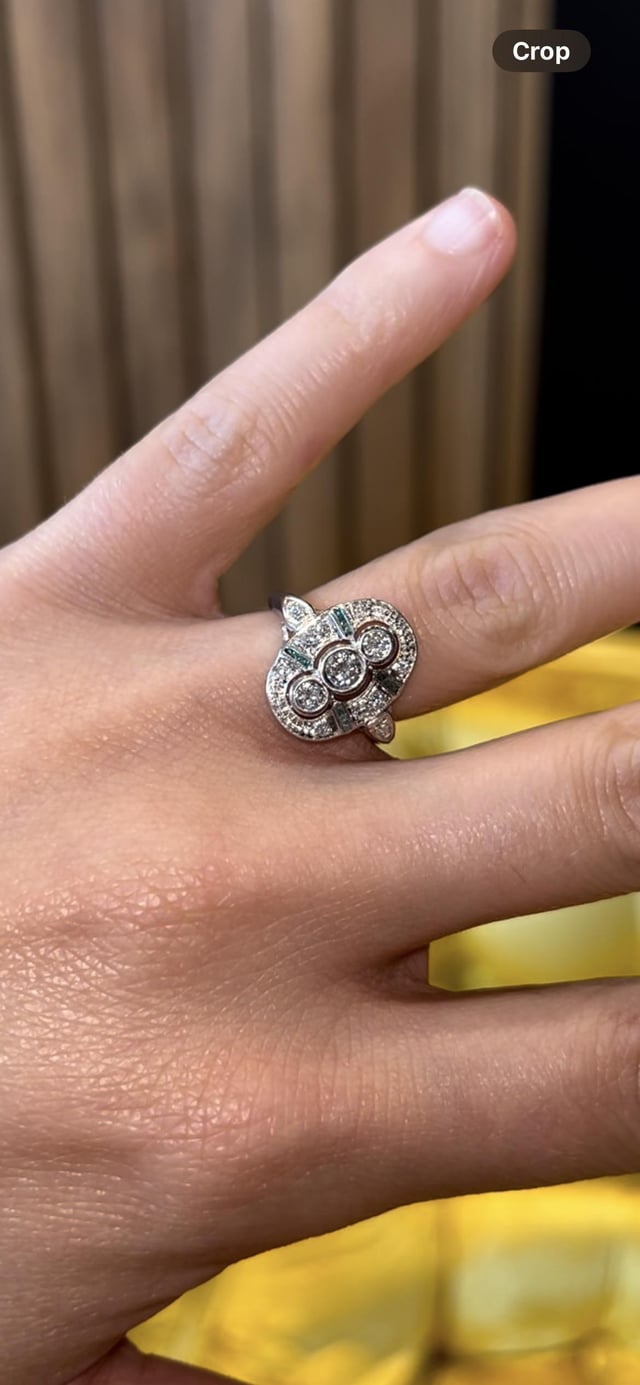 这个订婚戒指的婚礼乐队是什么样的？