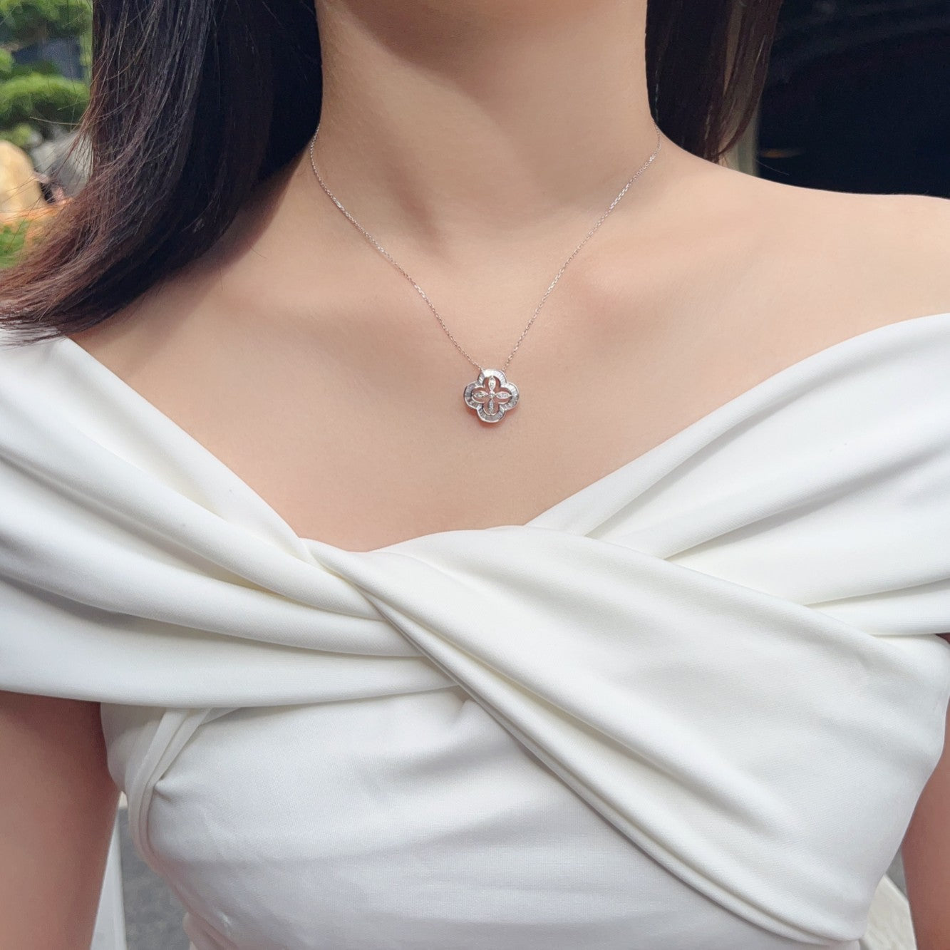 Diamond Four-Flower Compass Pendant Jewelry - White Diamond Pendant