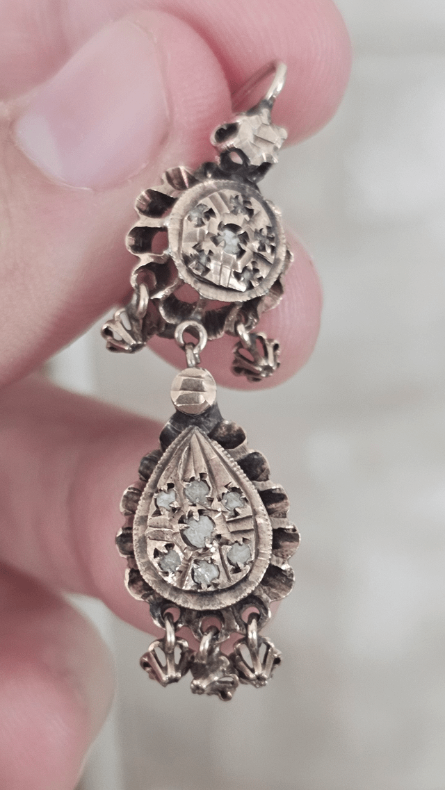 这是多少 /你能告诉我什么？这些珠宝商大约一百年。我没有找到面板或特征。