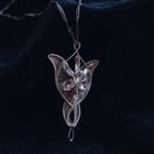 她看着戒指的头，制作了这条纯银项链