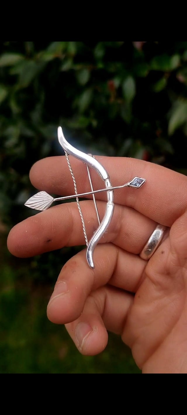 弧和银箭胸针