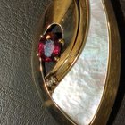 除了这种美丽的旧购买的价值外，它还需要帮助识别独特的标志和红色宝石