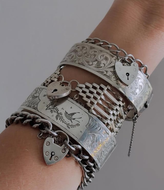 一些古董银手镯！