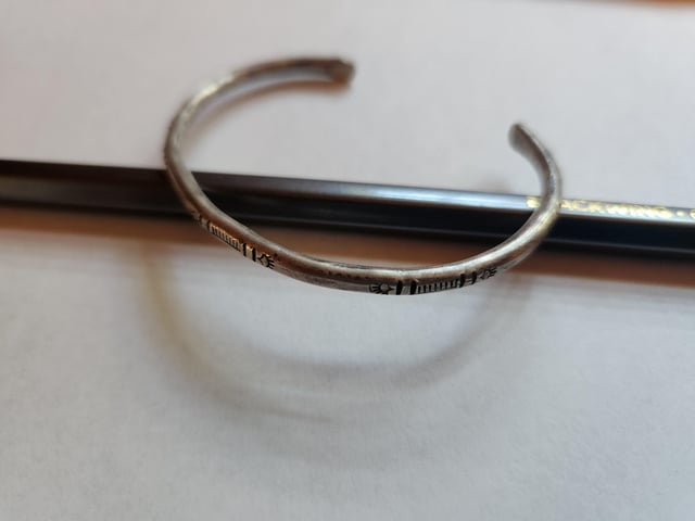 有谁知道救主银色袖口手链的潜在起源（最大约2.5英寸）？谢谢。