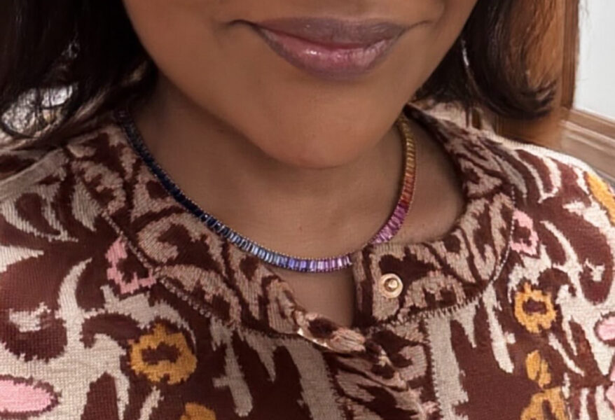 Mindy Kaling穿着珠宝影响者的Rainbow Sapphires @JewelSwithules