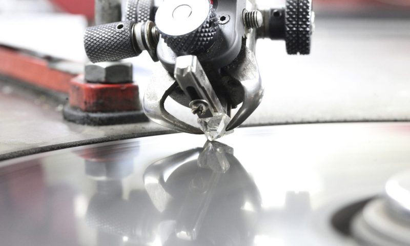 De Beers关闭了用实验室种植的钻石品牌