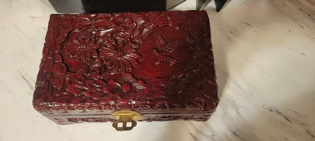 旧的珠宝盒给了我我母亲。她是Philipino ..是否应该得到任何东西