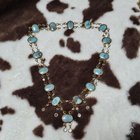 是项链还是头盔？他几岁了？