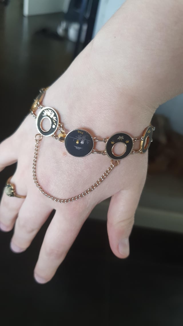 是手镯，还是什么？