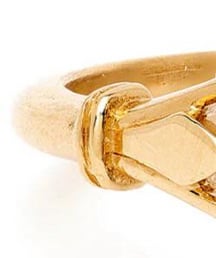 谁能向我解释一个温暖的18k金债券？另外，珠宝在石材研究后与客户分开是正常的吗？