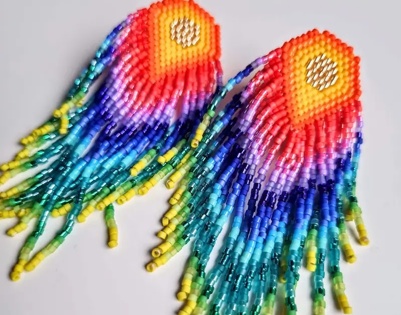 彩色零件装饰着珠宝珠和图案，幸福