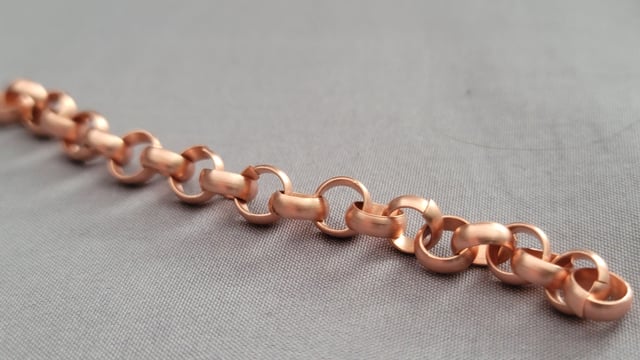 将情节的末端与一半的电线对齐。