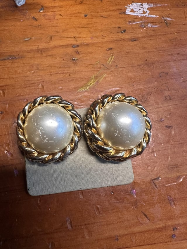 任何人都可以确定这些耳环是从UK Pleape的一年