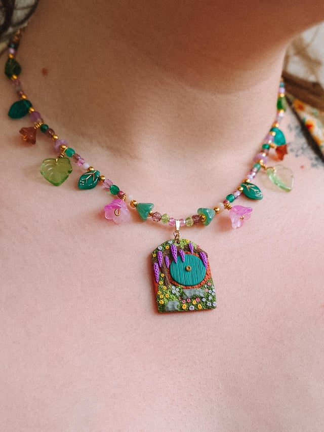 我最新的珠宝系列灵感来自霍比特人的房屋！每个项链设计都很满意☺