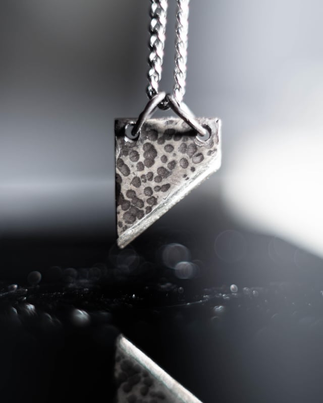 一条项链在925年受到小小的断头台启发的项链，听说他们以时尚的身份返回：*