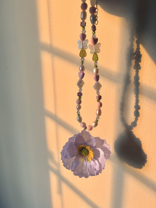 装饰性罂粟花的领子和粉红色