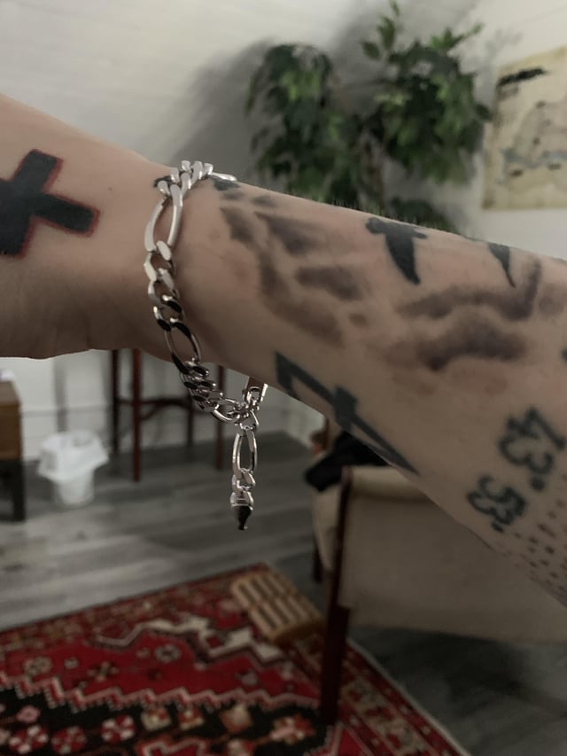 同一天，在伦敦的纯银手镯上可以在哪里删除链接？