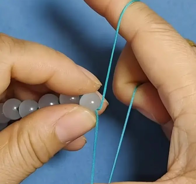 仅使用您的手 /装饰珠宝打结珍珠的一种非常简单的方法