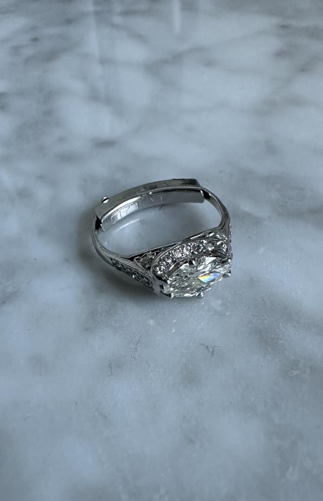 古董钻石和白金戒指与神秘的过去