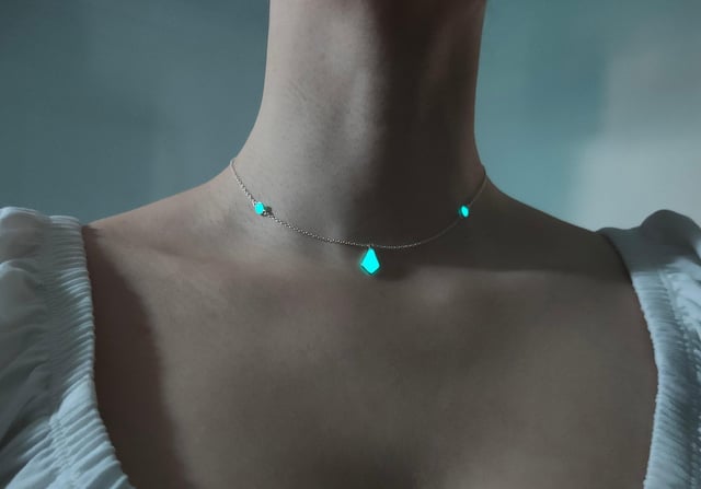 我用集成色素制成的项链吸收光