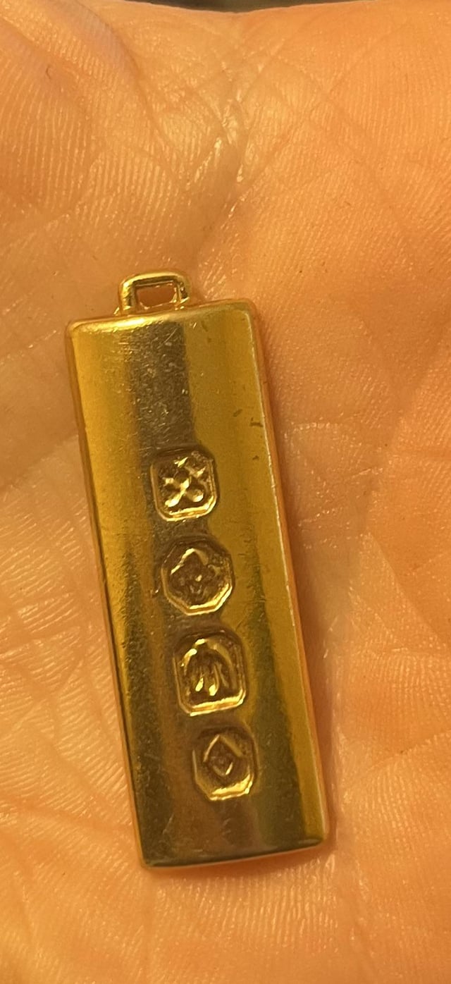 关于标志有什么想法吗？时尚套餐中发现的一种小金合金