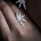 有机和前卫的融合 - 分享了我们最近的耳环创作之一。