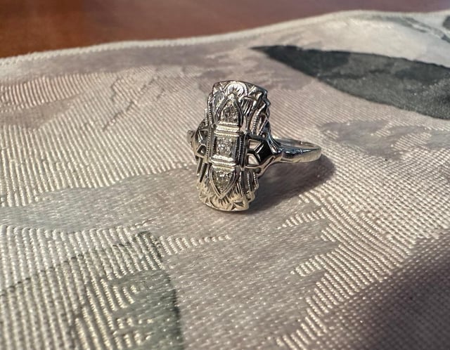 14k装饰戒指 - 这种风格是什么？ 3个演员石头有什么吗？