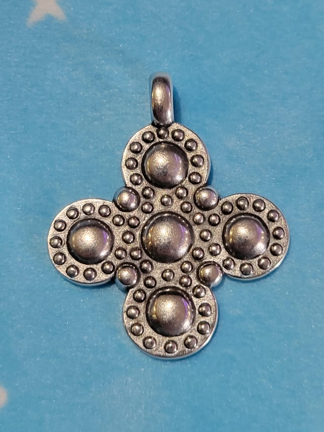 我认为这是詹姆斯·艾弗里（James Avery）的吊坠，但是有人可以帮助您提供有关此信息的其他信息吗？