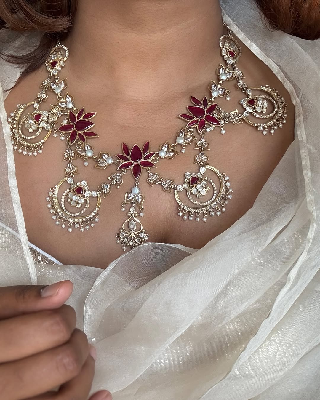 金色的白色石项链•印度南部珠宝