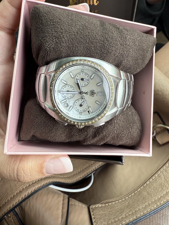 你们中的任何人都想要这种令人兴奋的时尚手表吗？