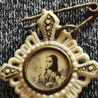 在我母亲的珠宝盒中发现。有人知道这是什么吗？