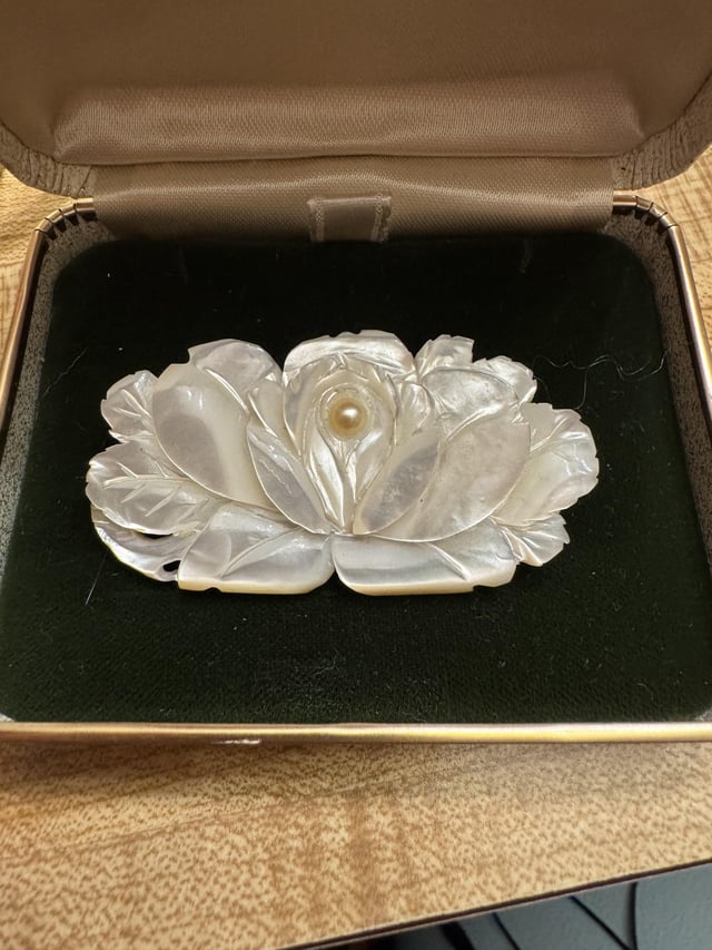 佩尔胸针的母亲（我想） - 有什么信息吗？