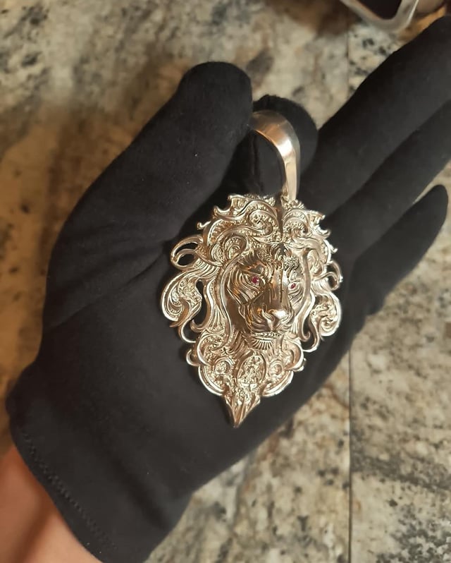 我在狮子的头上做了一个吊坠