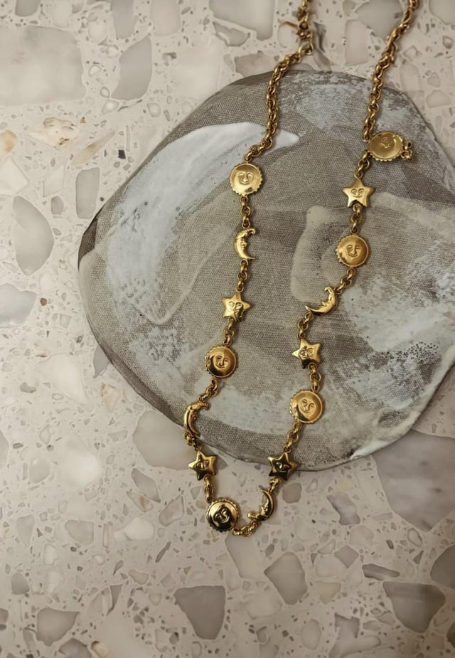 我刚看到这条项链，我痴迷于