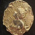 谁能帮助确定此胸针的时间？