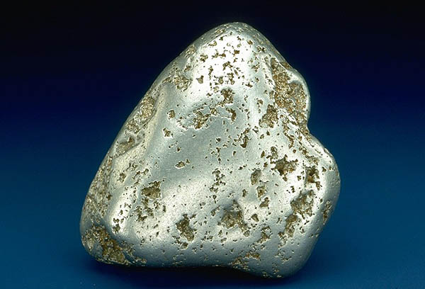 白金最多可达到10年，至$ 1,330 / oce;集会今年反映了44％