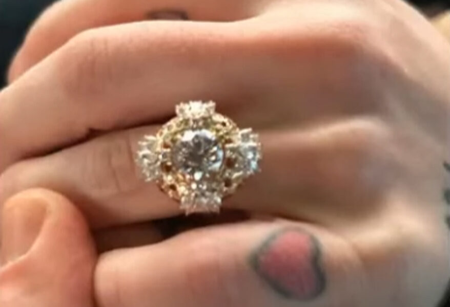 凯利·奥斯本（Kelly Osbourne）mouawad订婚戒指有一个柔和的感觉