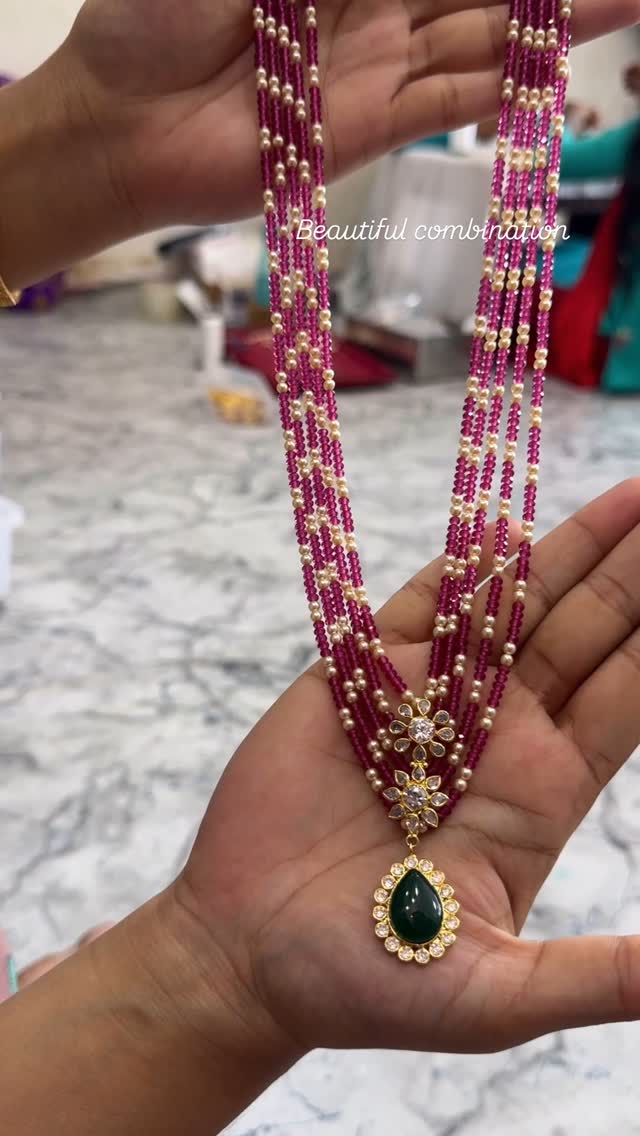 一条长层的长项链，来自“滑雪克里希纳珠宝•印度南部珠宝