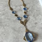 很高兴在当地域名出售期间清晨停下来。拿起这款宏伟的蓝色捷克玻璃项链。我觉得自己像公主那样。